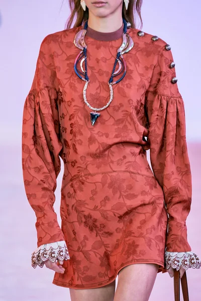 Look 100